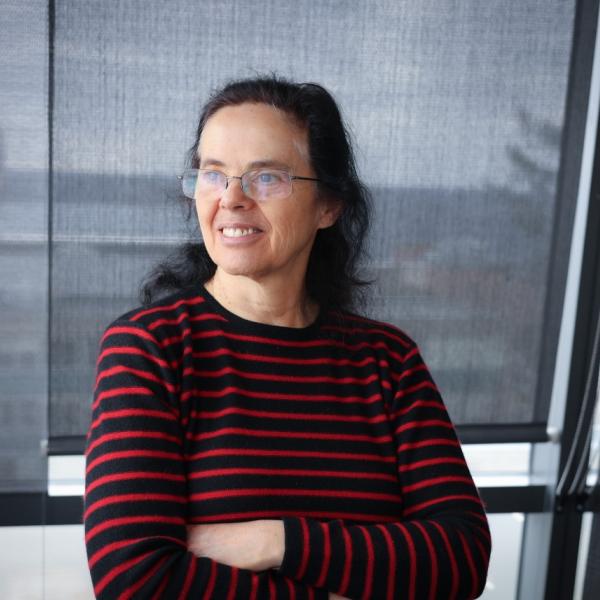 Tardos receives 2025 Carpenter Advising Award.
